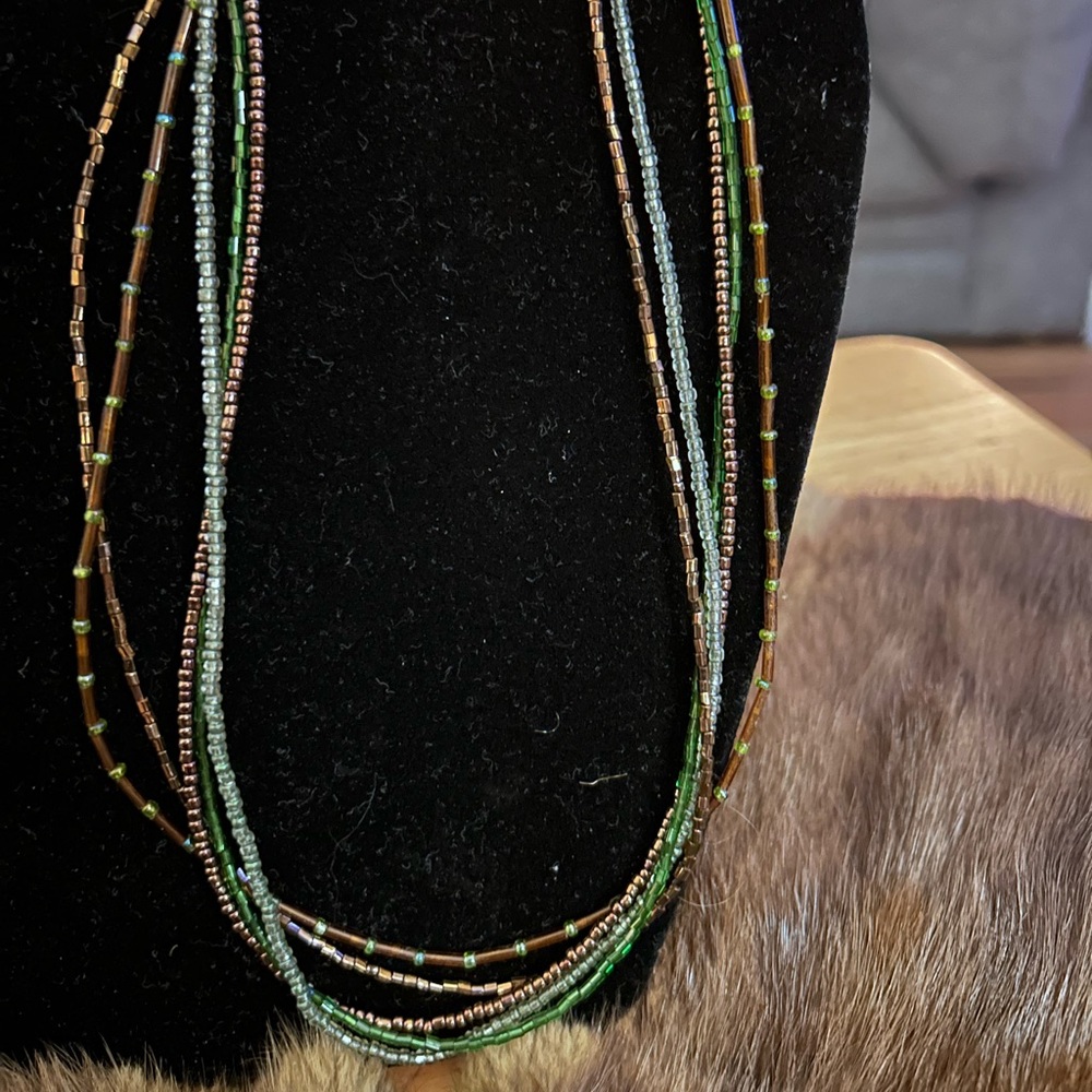 MULTI-STRAND COLOR NECKLACE